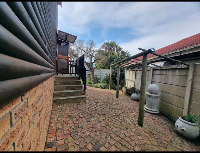 6 BEDROOM FREESTANDING FOR SALE IN DANA BAY